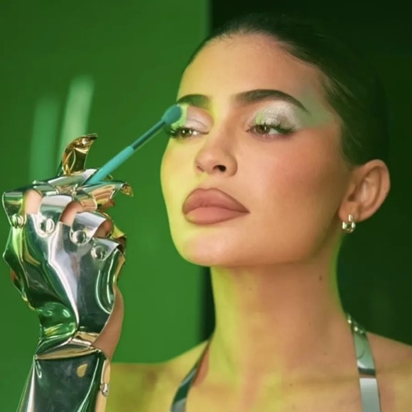 Kylie Cosmetics Wizard Of Oz Eye and Face Pressed Powder Palette - Picture 16 of 16